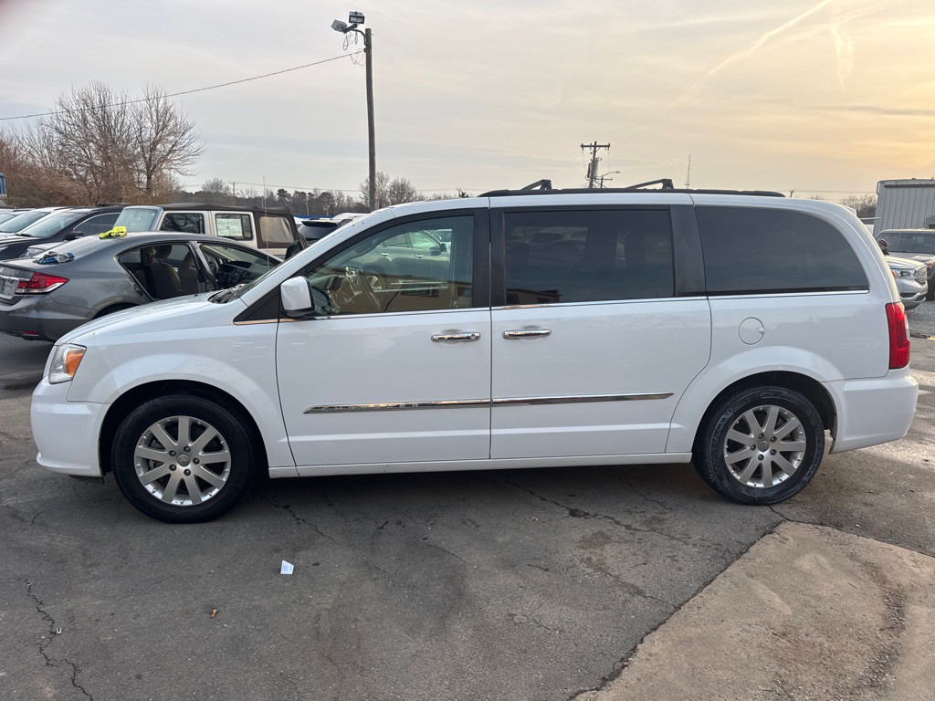 2016 Chrysler Town & Country Image 2