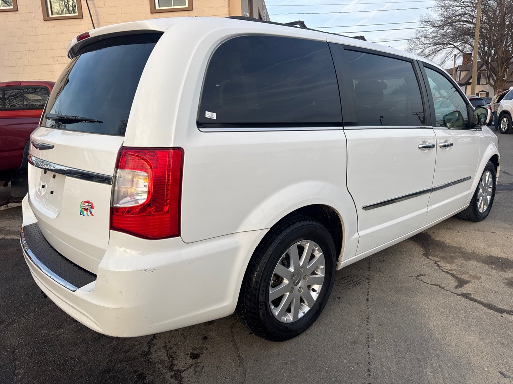 2016 Chrysler Town & Country Image 4