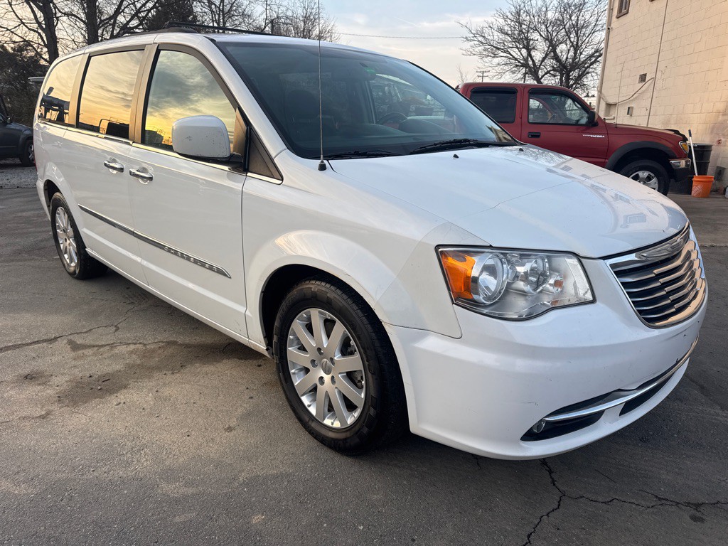 2016 Chrysler Town & Country Image 6