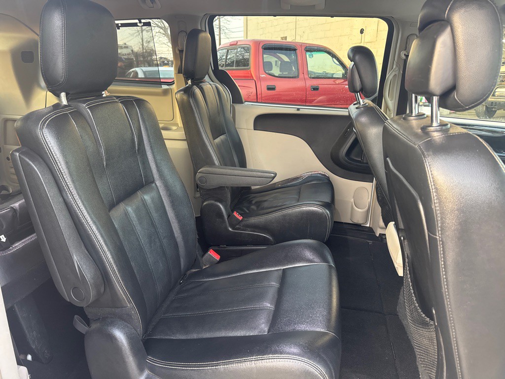 2016 Chrysler Town & Country Image 7