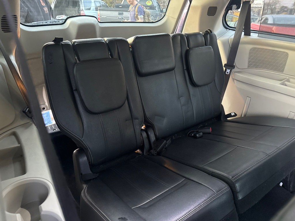 2016 Chrysler Town & Country Image 8