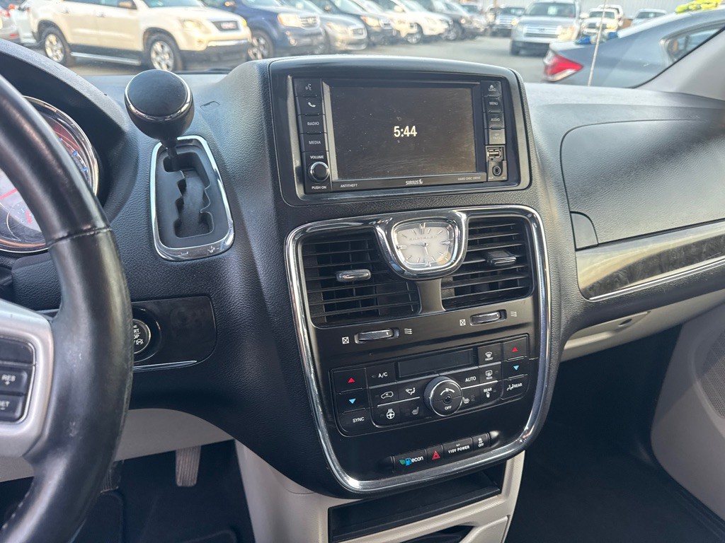 2016 Chrysler Town & Country Image 11