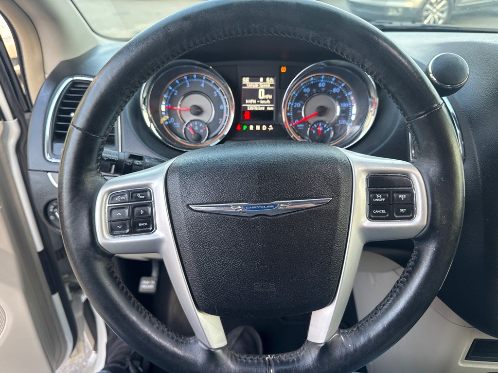 2016 Chrysler Town & Country Image 12