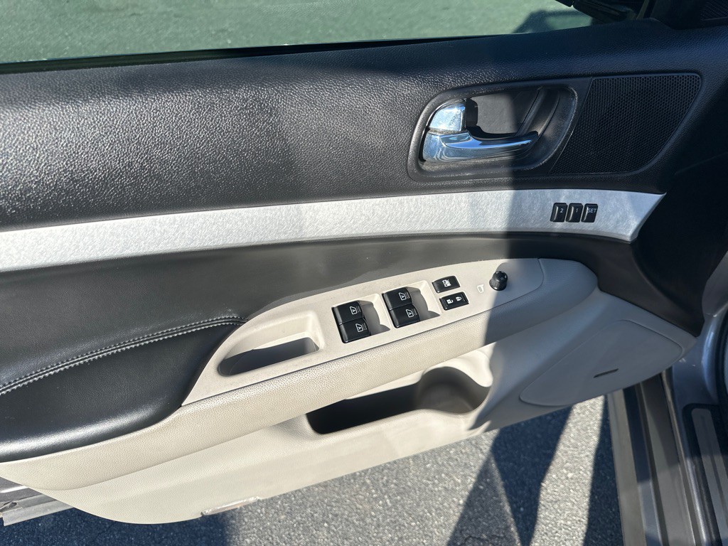 2009 INFINITI G37 Image 10
