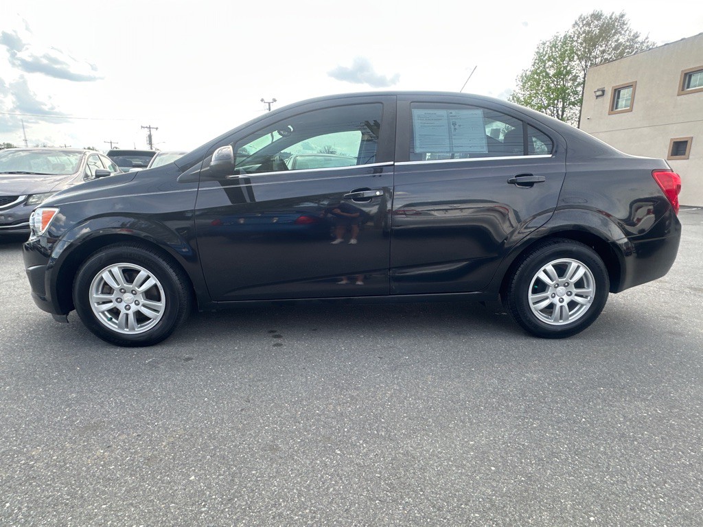 2016 Chevrolet Sonic Image 2