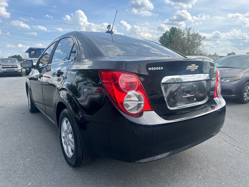 2016 Chevrolet Sonic Image 3