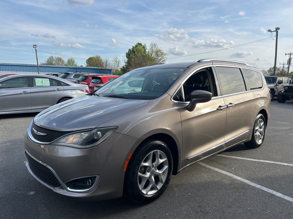2017 Chrysler Pacifica Image 1