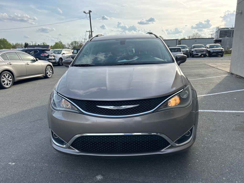 2017 Chrysler Pacifica Image 2