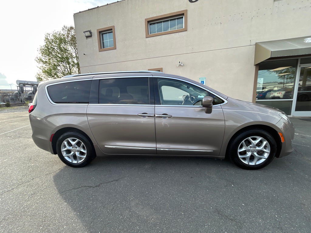 2017 Chrysler Pacifica Image 4