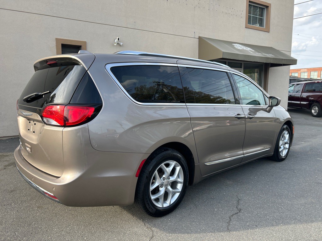 2017 Chrysler Pacifica Image 5
