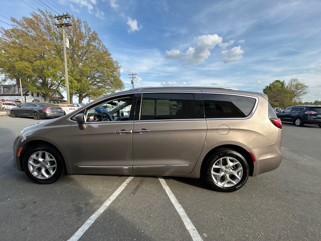 2017 Chrysler Pacifica Image 8