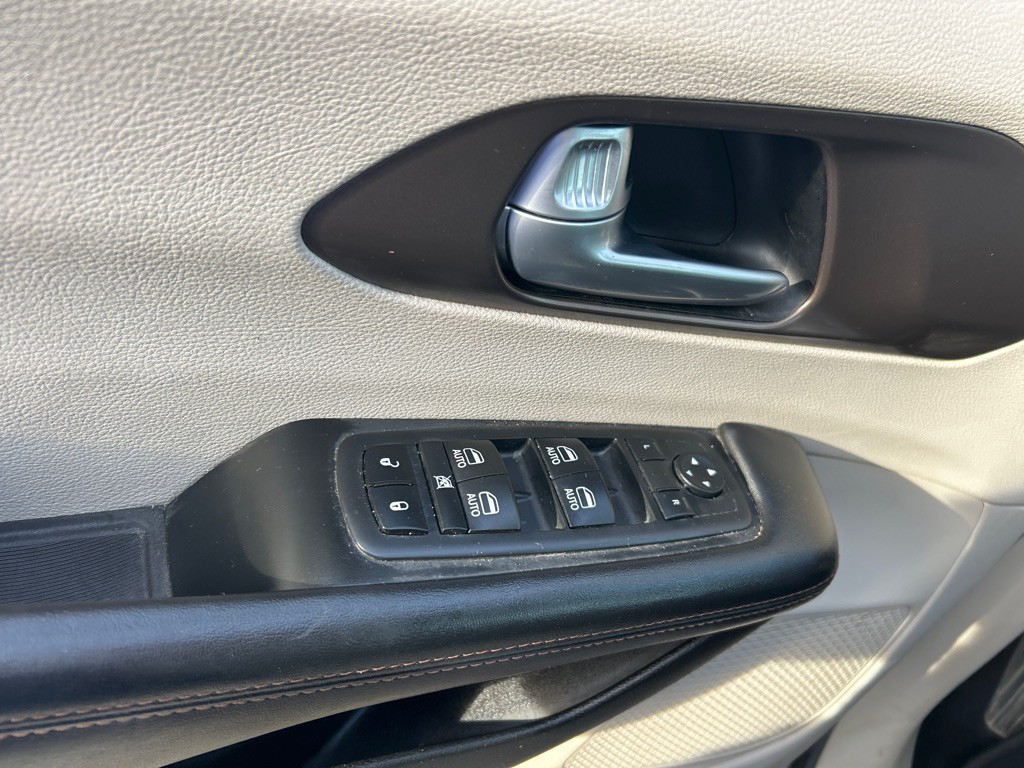 2017 Chrysler Pacifica Image 11