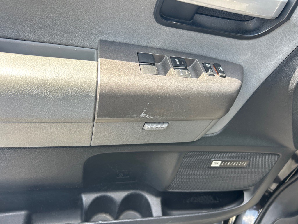 2013 Toyota Sequoia Image 11