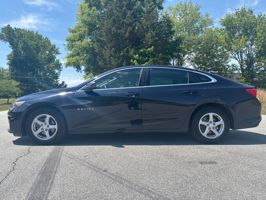 2016 Chevrolet Malibu Image 2