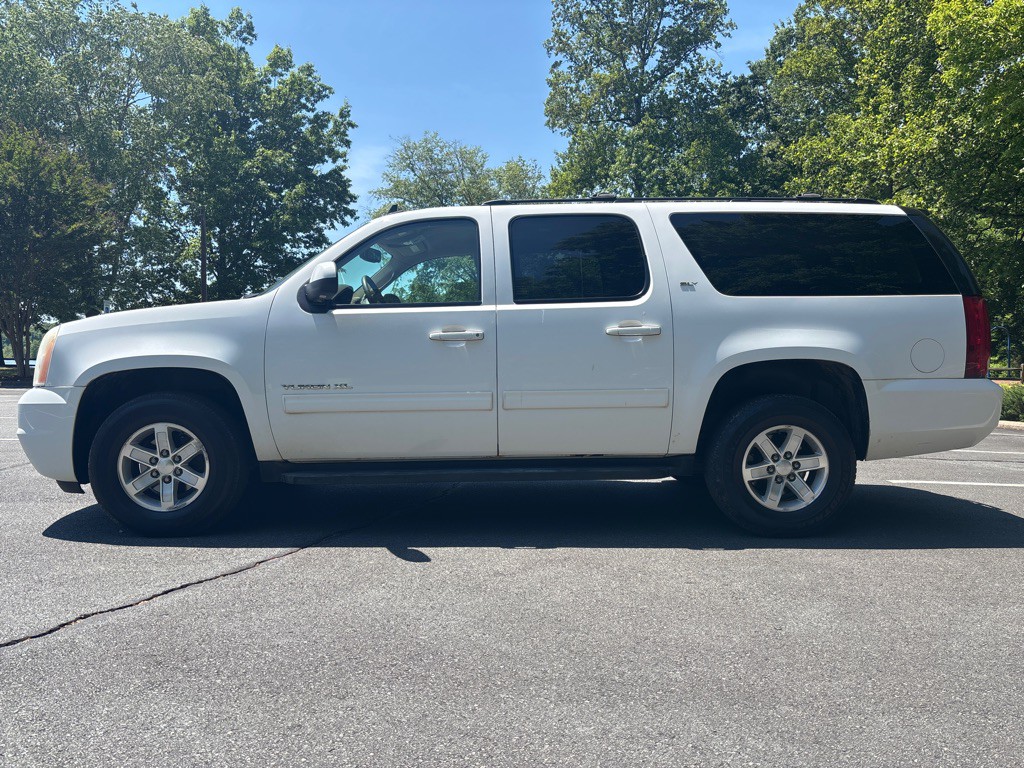 2011 GMC Yukon Image 2