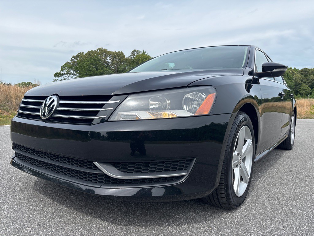 2012 Volkswagen Passat Image 1