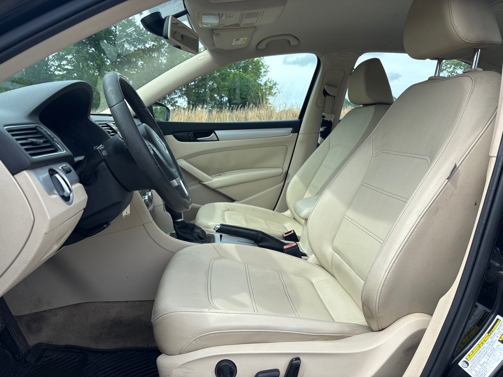 2012 Volkswagen Passat Image 10