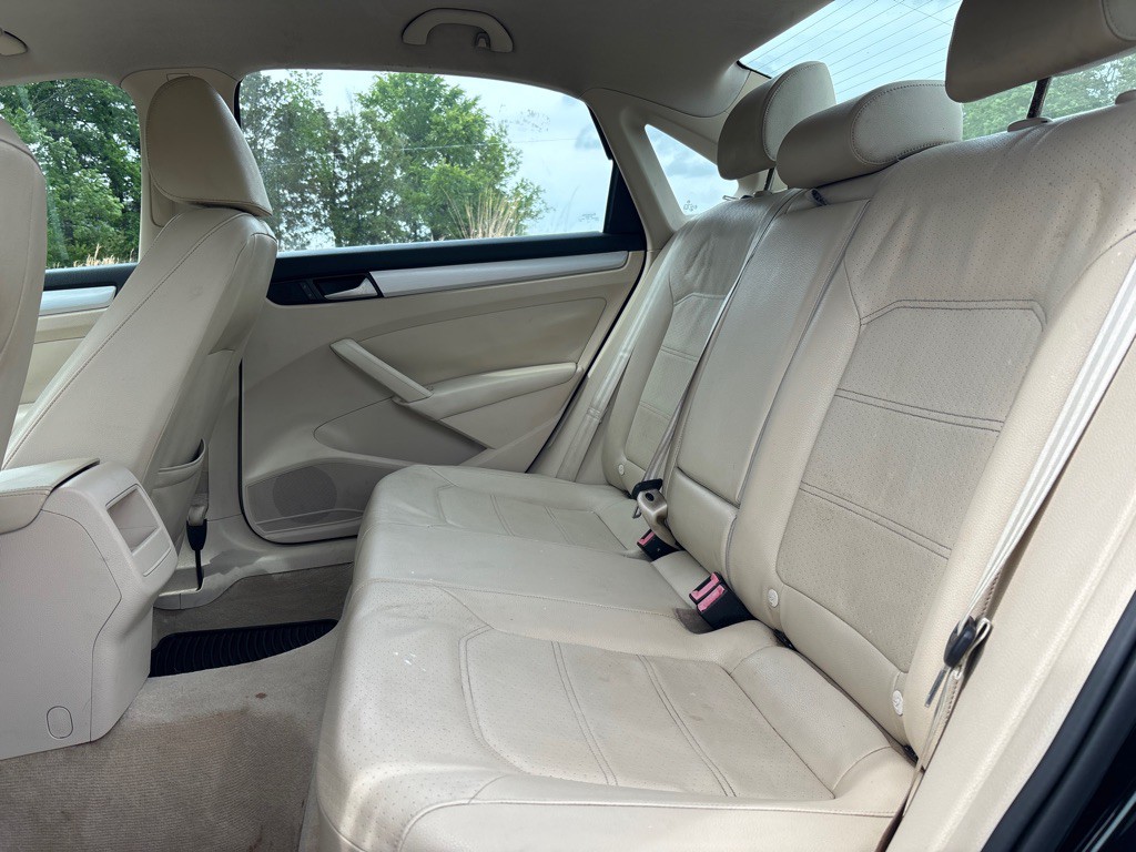 2012 Volkswagen Passat Image 11