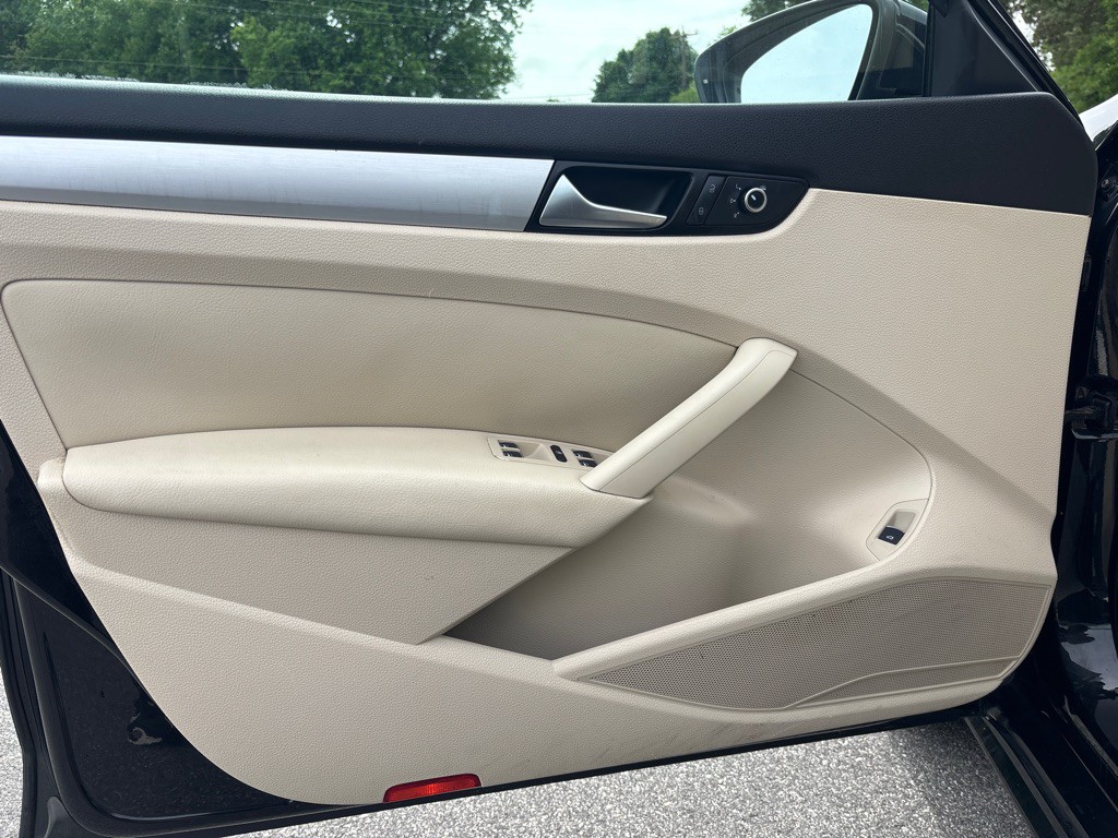 2012 Volkswagen Passat Image 12