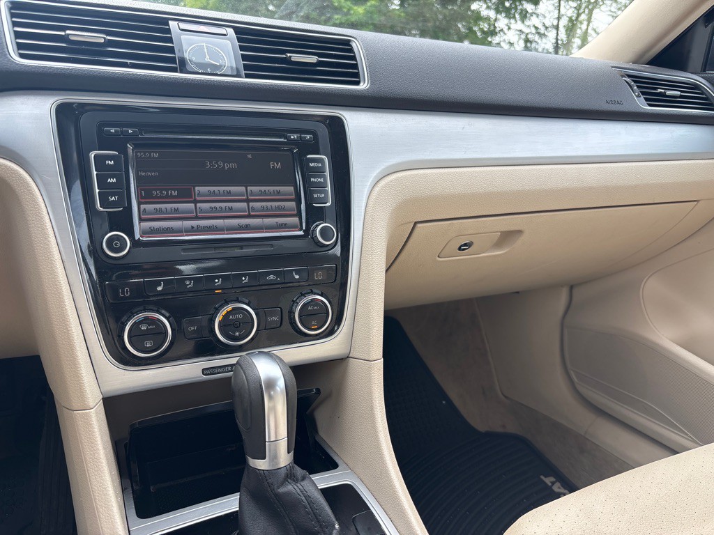 2012 Volkswagen Passat Image 14