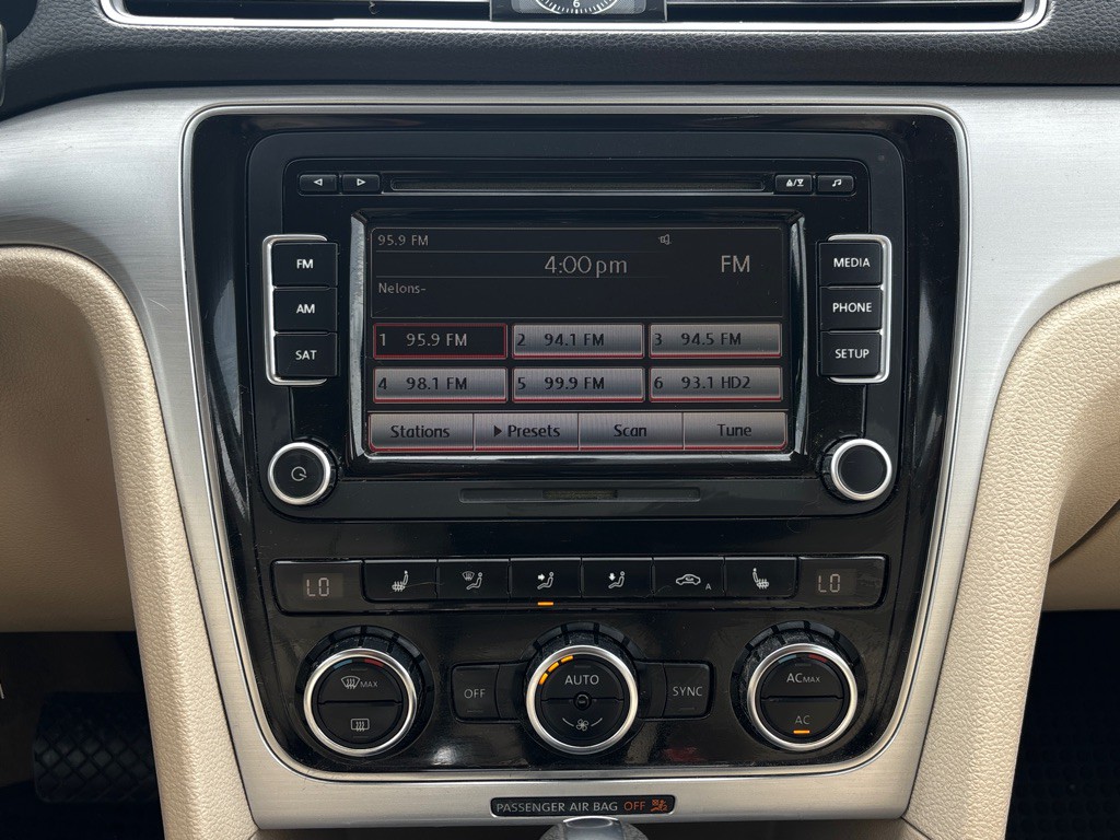 2012 Volkswagen Passat Image 16