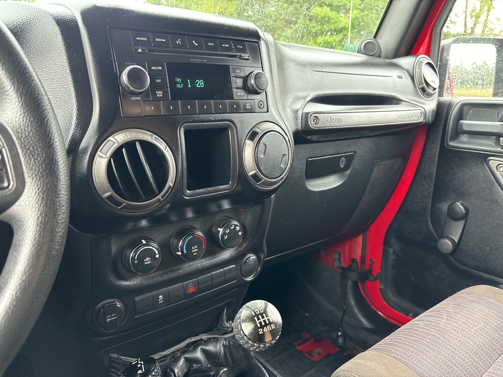 2011 Jeep Wrangler Image 13