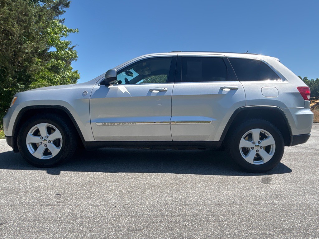 2011 Jeep Grand Cherokee Image 2