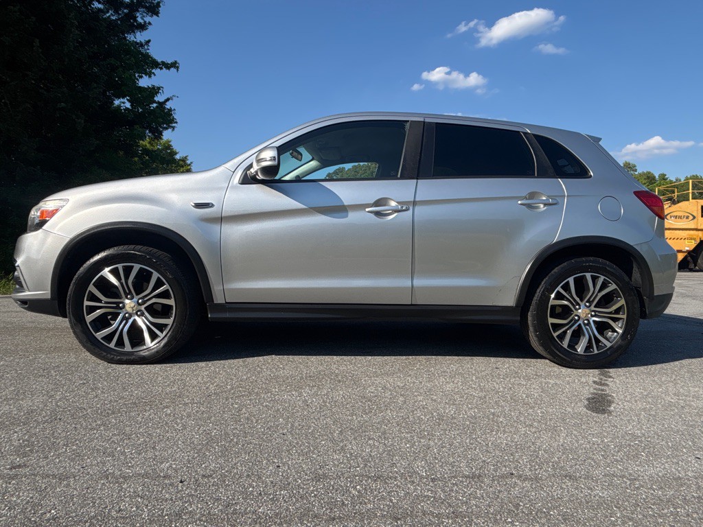 2018 Mitsubishi Outlander Image 2