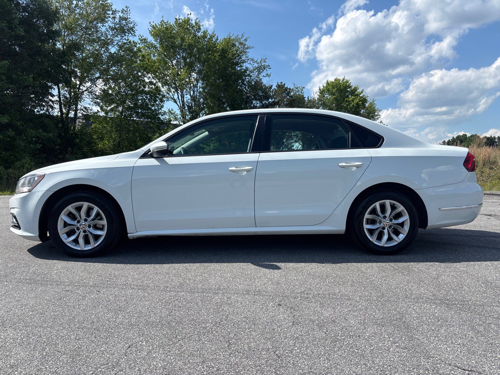 2018 Volkswagen Passat Image 2