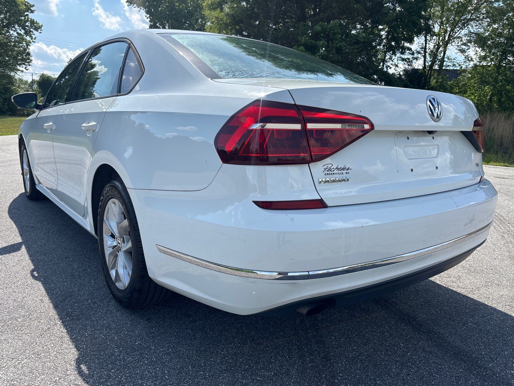 2018 Volkswagen Passat Image 3