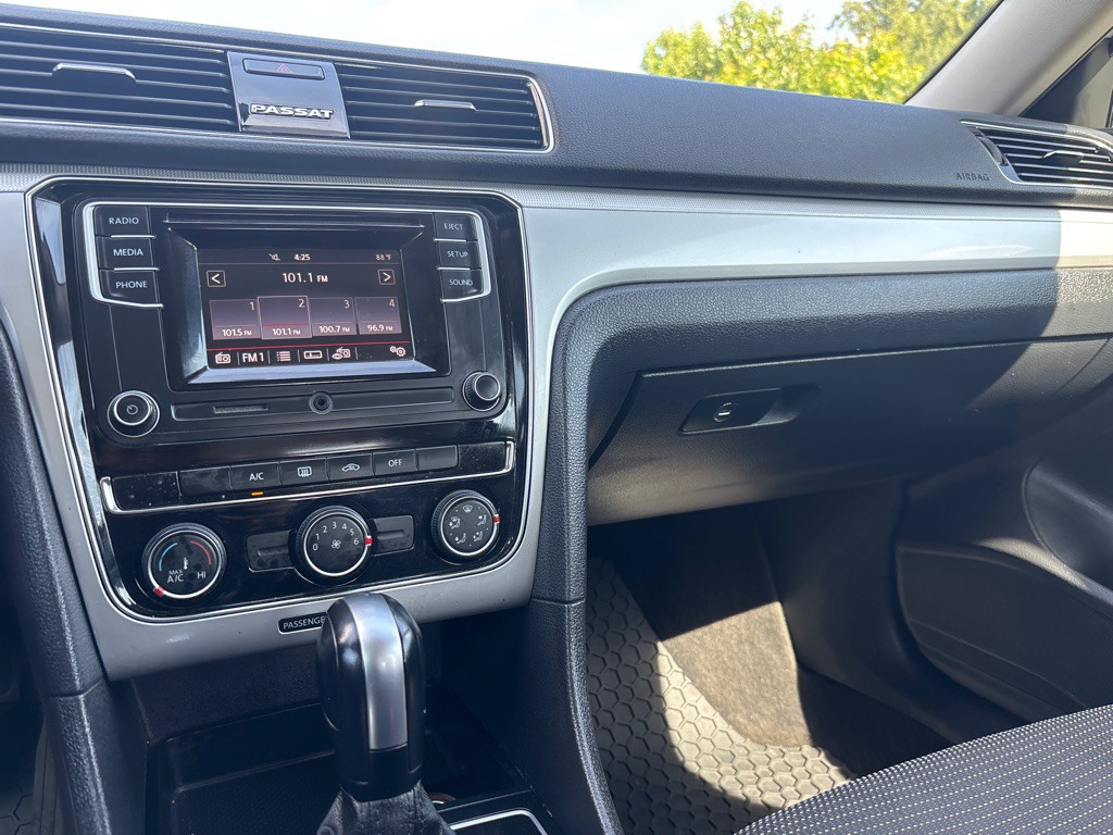 2018 Volkswagen Passat Image 12