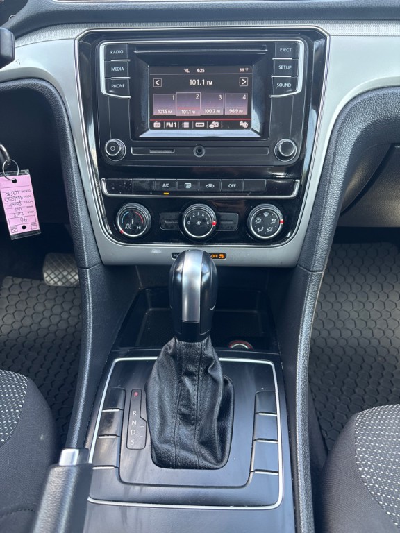 2018 Volkswagen Passat Image 13