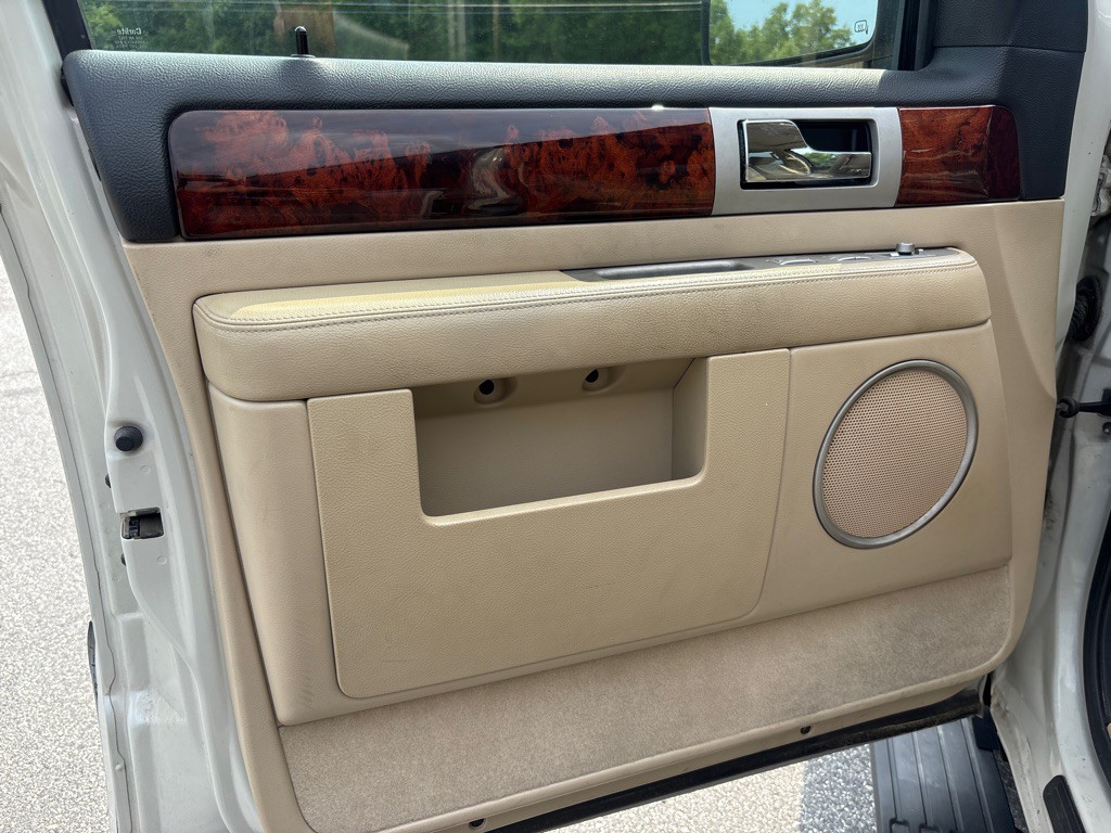 2006 Lincoln Navigator Image 10