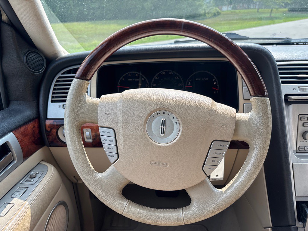 2006 Lincoln Navigator Image 15