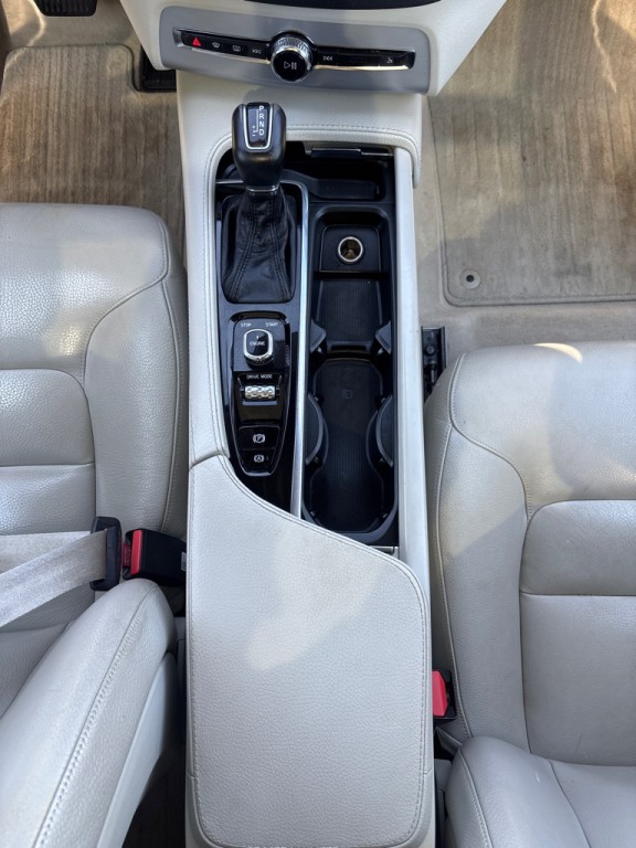 2016 Volvo XC90 Image 17