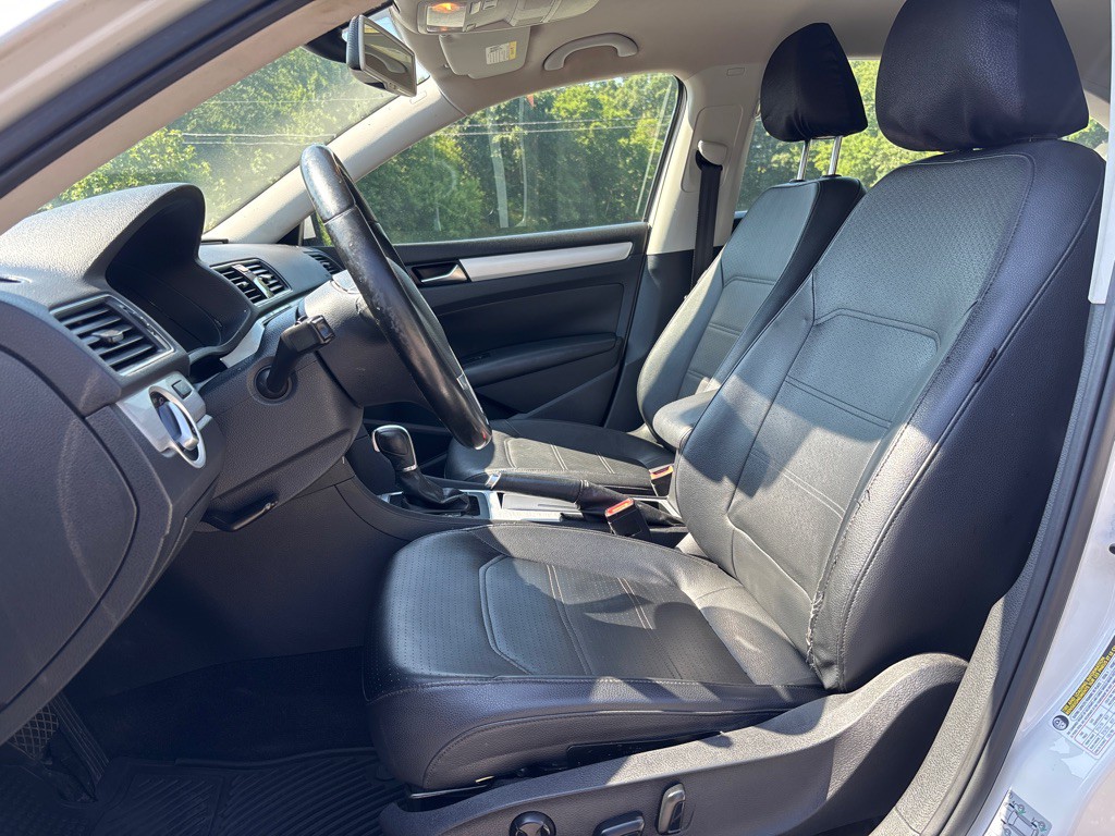 2012 Volkswagen Passat Image 11