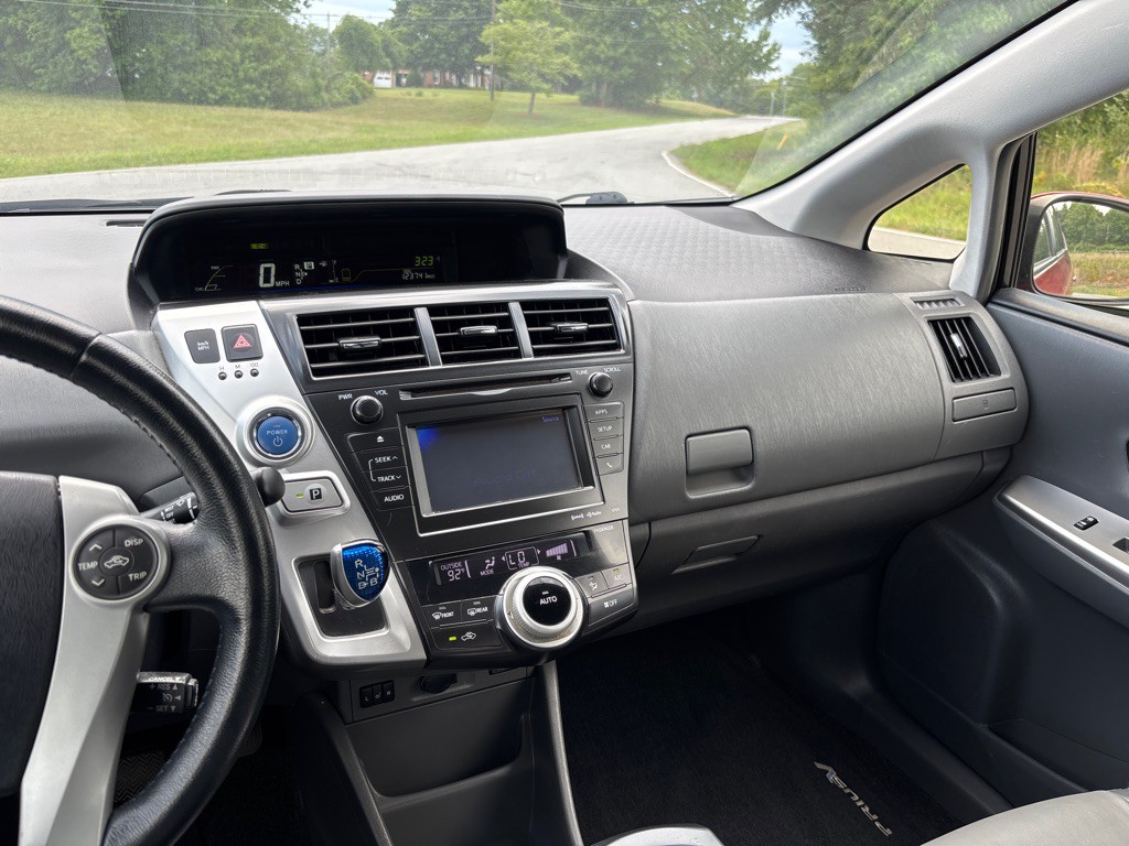 2014 Toyota Prius Image 15