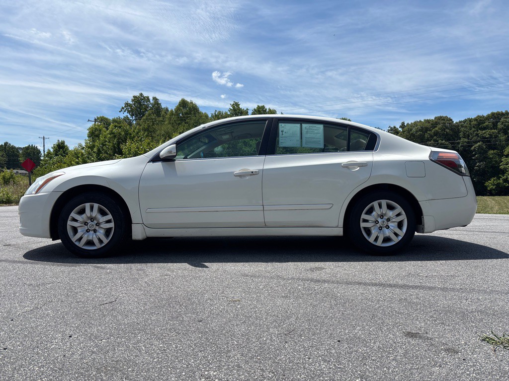 2010 Nissan Altima Image 2