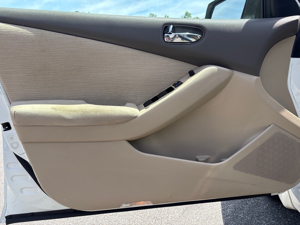 2010 Nissan Altima Image 10
