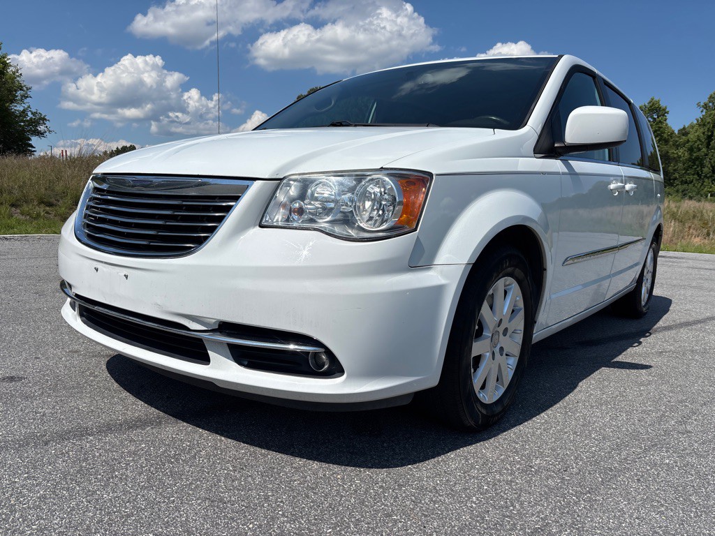 2016 Chrysler Town & Country Image 1