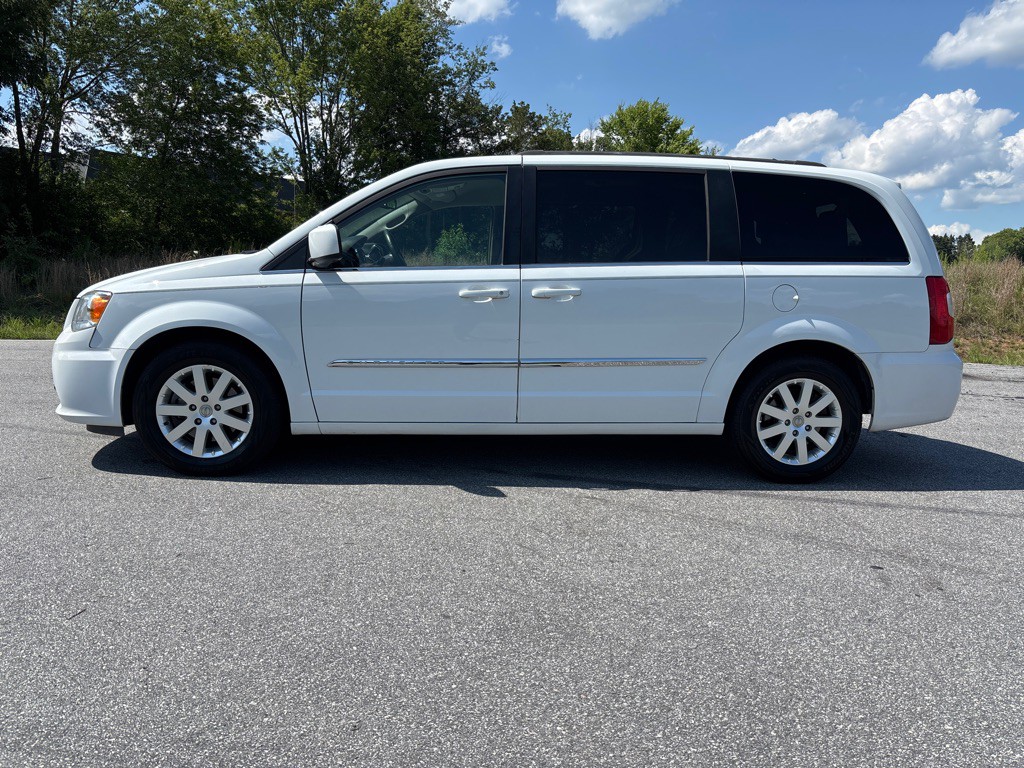 2016 Chrysler Town & Country Image 2