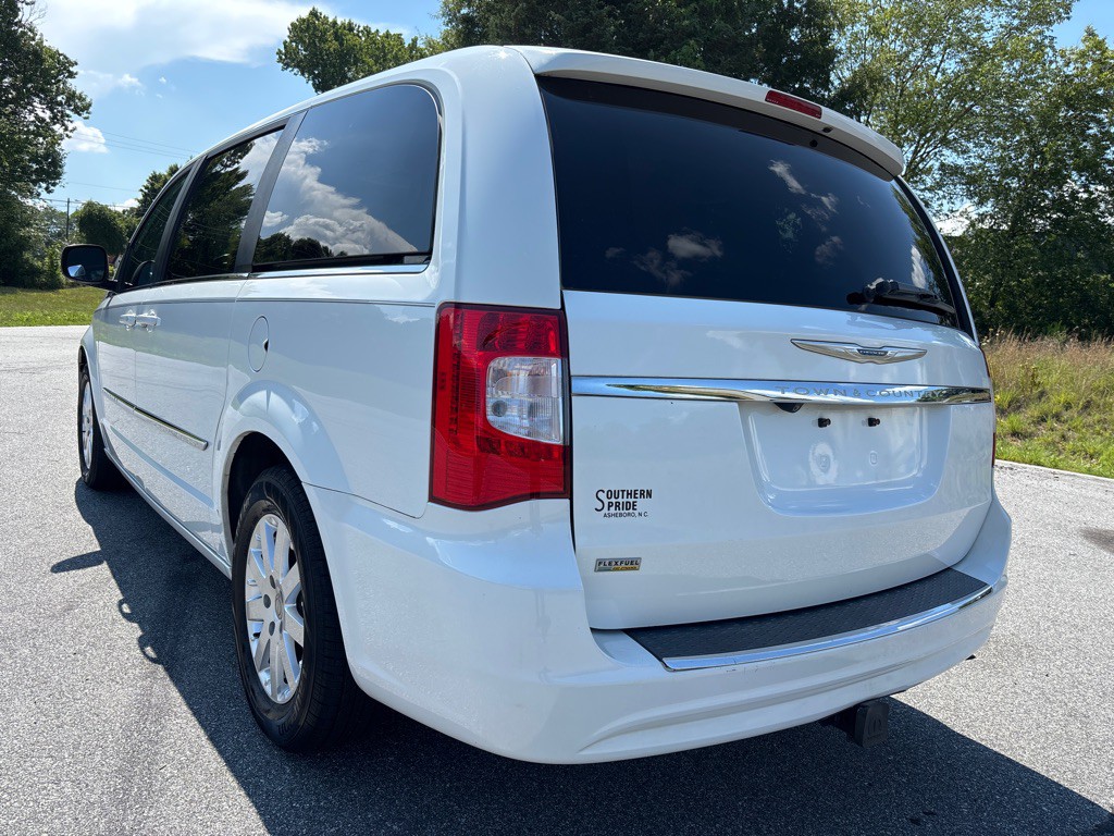 2016 Chrysler Town & Country Image 3