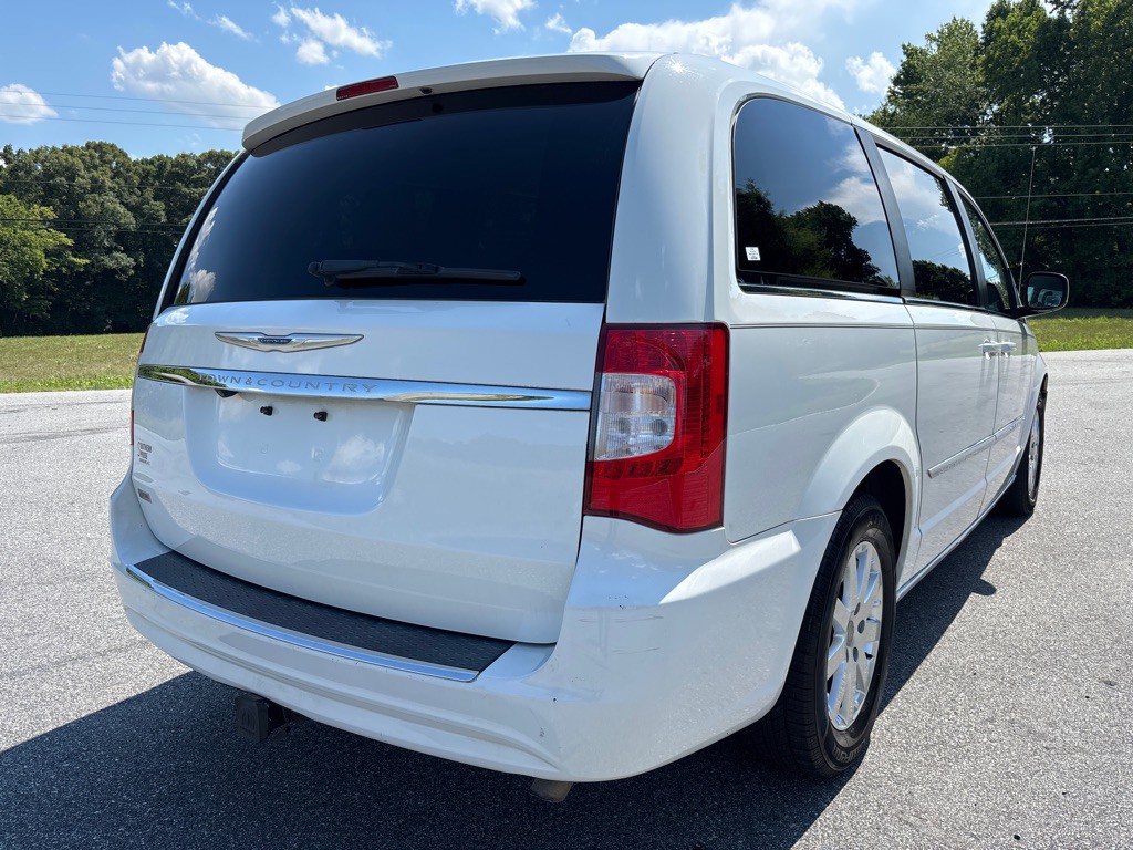 2016 Chrysler Town & Country Image 5