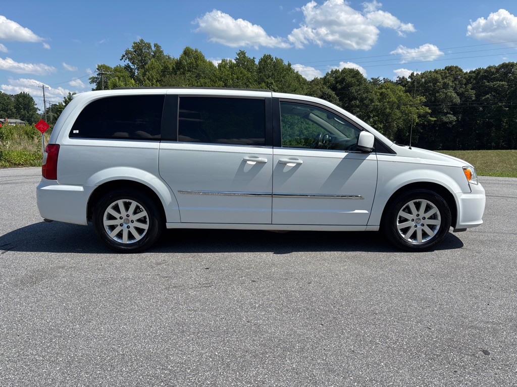 2016 Chrysler Town & Country Image 6