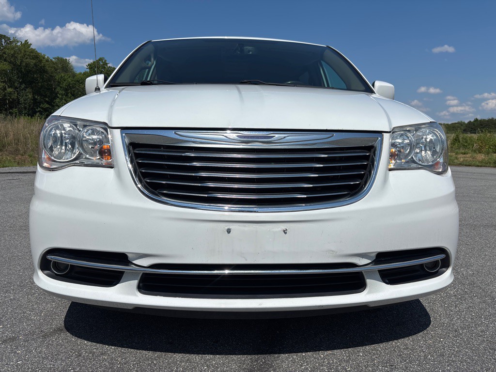 2016 Chrysler Town & Country Image 8