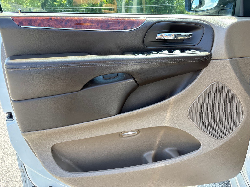 2016 Chrysler Town & Country Image 10