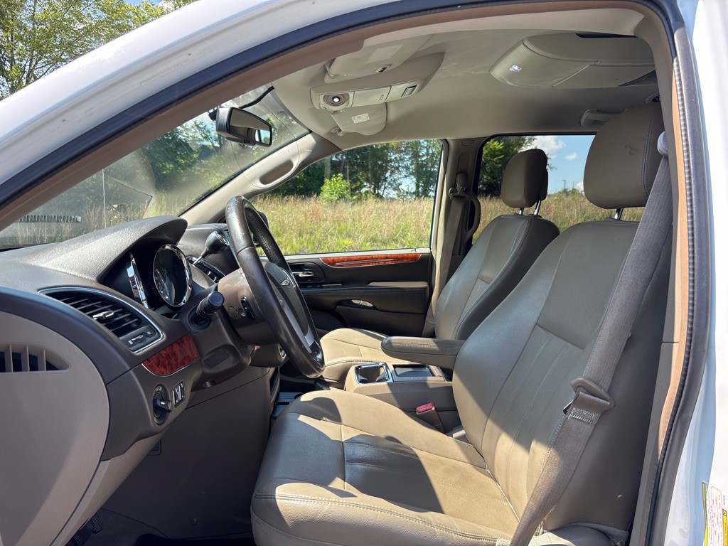 2016 Chrysler Town & Country Image 12