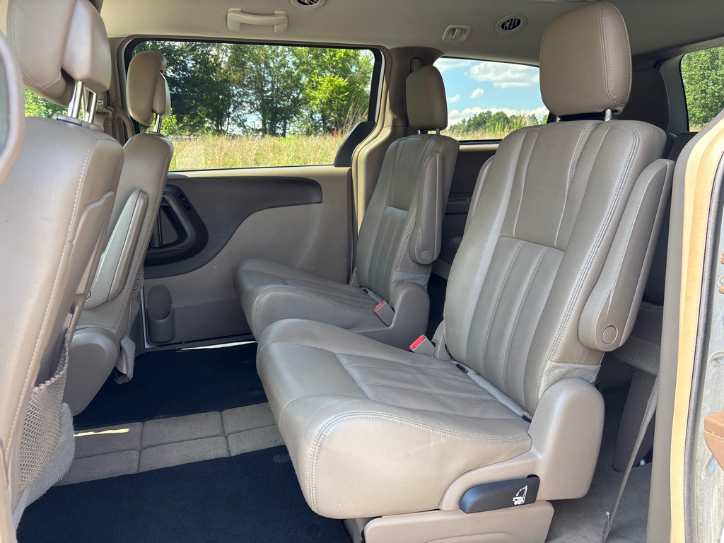 2016 Chrysler Town & Country Image 13