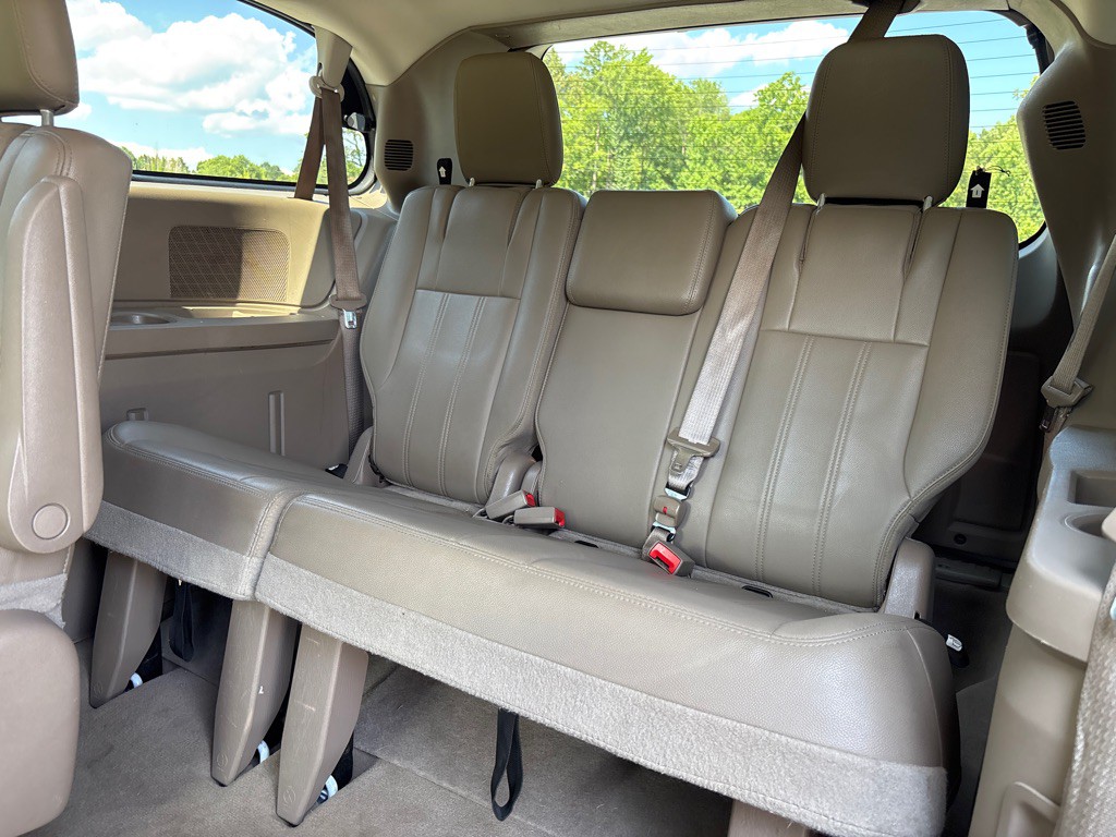 2016 Chrysler Town & Country Image 14