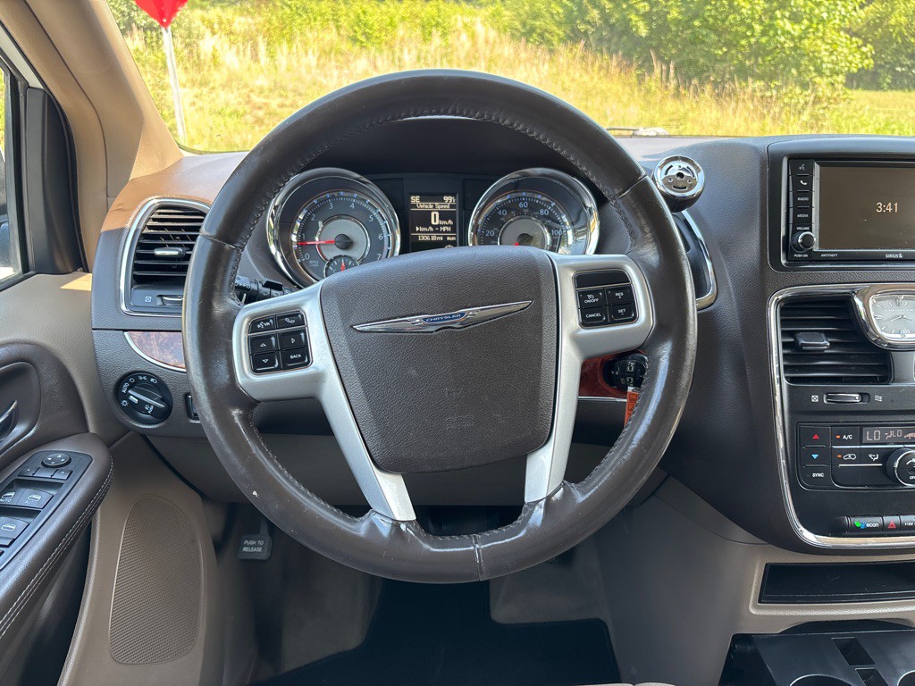 2016 Chrysler Town & Country Image 15